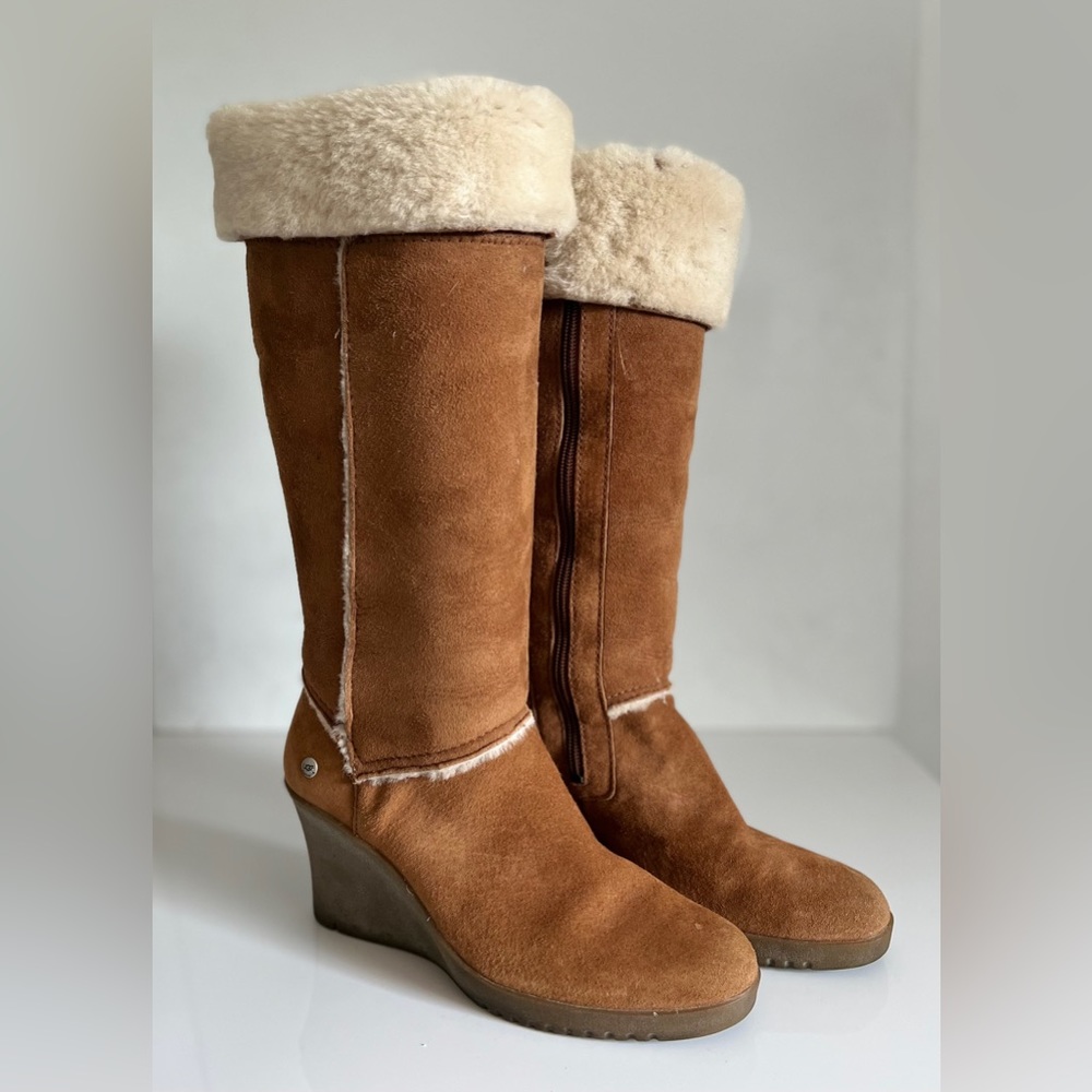 UGGS SIZE 8 - Picture 3 of 6